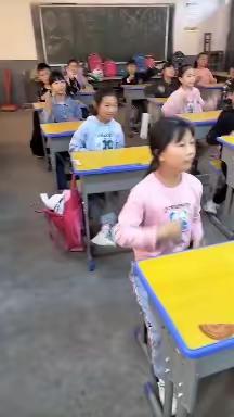 临颍县王岗镇袁庄小学《课桌舞》，青春校园，解压律动，带你潇洒带你嗨，孩子们最棒！