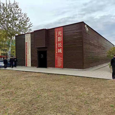 参观抗战时期在滦东的红色摄影师影展