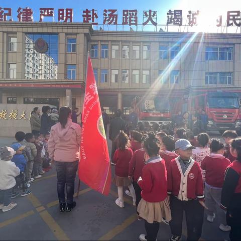 “最萌的娃🪆遇见最可爱的人”  参观消防支队，致敬最美消防员  霍家圣康真爱幼幼走进消防社会实践活动