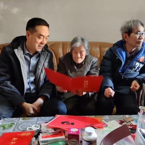 情暖新春 心系统一——民革胡家庙支部走访慰问92岁老党员陈老师