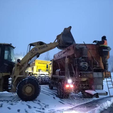 县交通运输发展服务中心以雪为令除雪防滑保畅通