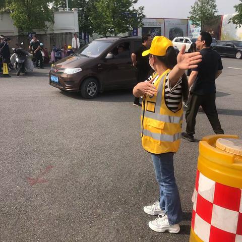 高一（5）班家长“护学岗”学校门口一道美丽而温暖的风景线