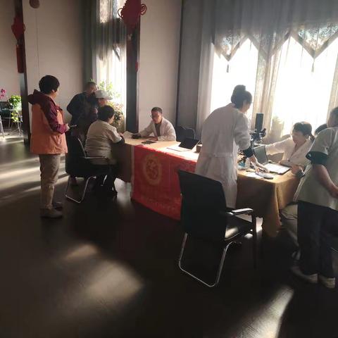 党建引领【斯大林街道】江桥社区党委联合松花江尚红色物业开展“重阳敬老送健康”义诊活动