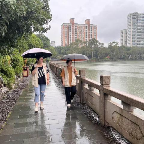 九彩社区开展河长日巡湖活动