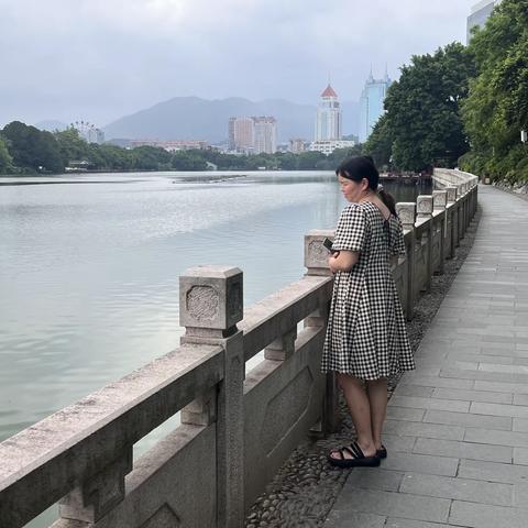 九彩社区开展河长日巡河活动