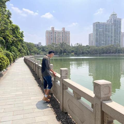 九彩社区开展河长日巡河活动