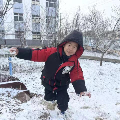 初雪赴约乐翻天 自然课堂趣无边——广饶县大码头镇中心幼儿园开展迎雪主题亲自然活动