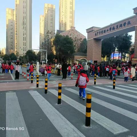 温暖守护，共迎开学——长沙市实验小学梅溪湖学校2213中队家长护学岗在行动