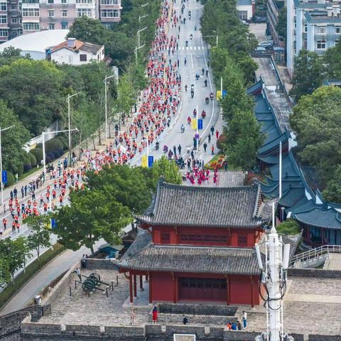 武昌古城半程马拉松鸣枪开跑 他们在背后护航助威