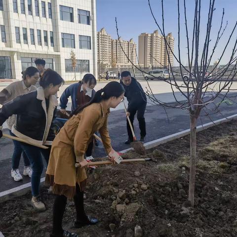 “主题党日聚力量，绿化校园你我他”—乌鲁木齐市第135中学四月主题党日活动