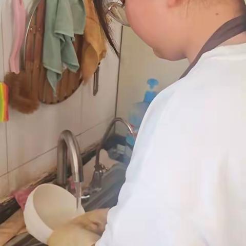 “劳动最光荣 欢乐做家务”