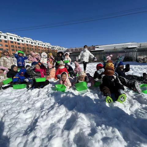 茄子河区第二幼儿园开展“寻找冬天的美”户外玩雪活动