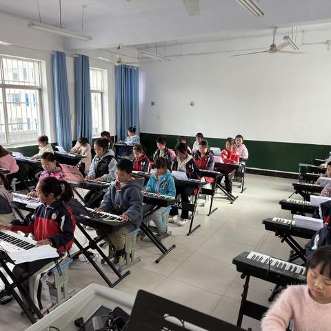 着眼学生健康快乐，关注学生终生成长。——古城镇中心小学电子琴社团活动剪影