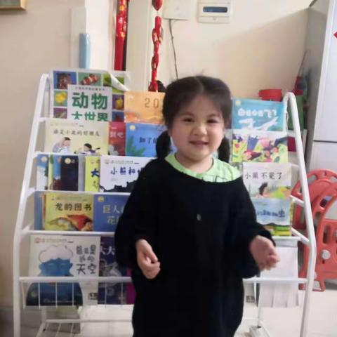 小格林幼儿园2023年第五届读书节活动小小班寻找“最美书架”