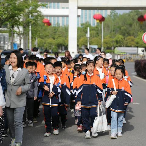 探索人体奥秘、学习医护知识——羊山外国语小学东校区三四班访学信阳职业技术学院医学院