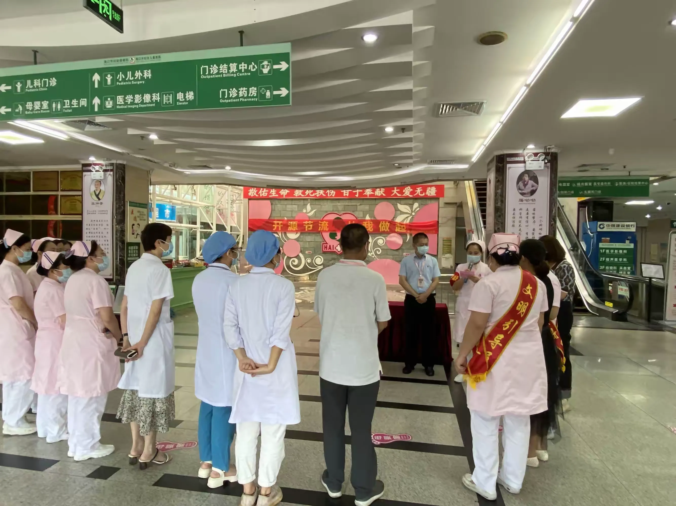简篇-全院一盘棋,全院一张床——海口市妇幼保健院全力以赴做好医疗救治工作