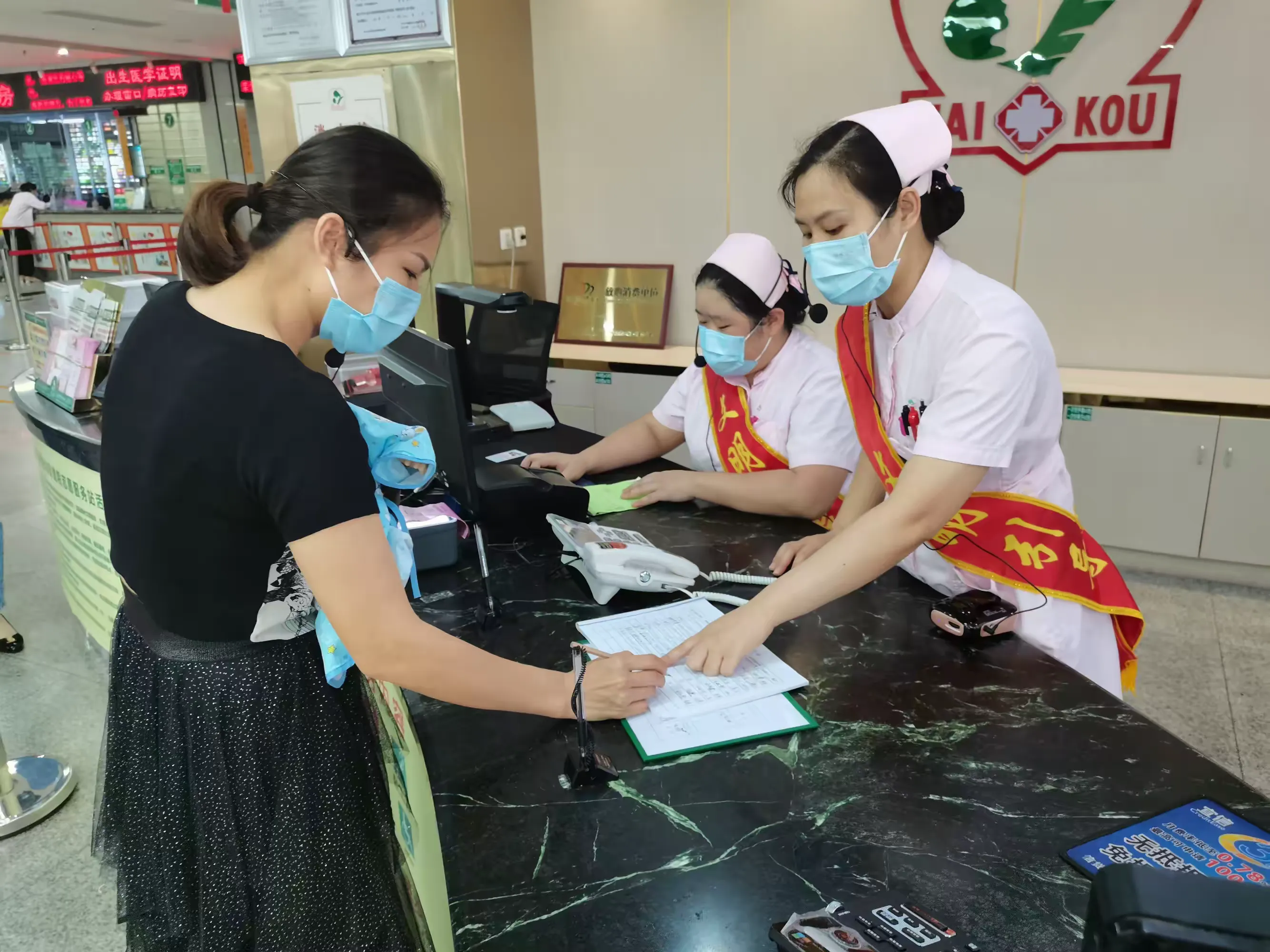 简篇-全院一盘棋,全院一张床——海口市妇幼保健院全力以赴做好医疗救治工作