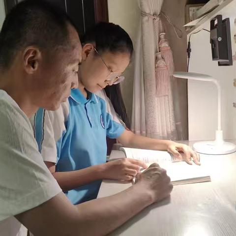 灵武市第二中学八年级二班---“书香家庭，亲子共读”活动