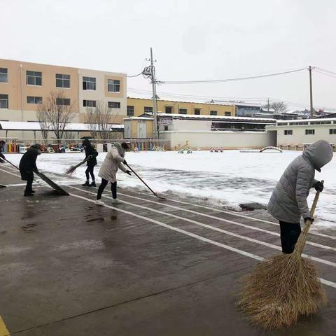 【皑皑白雪动人心,扫雪关爱护幼行】东平县直第三幼儿园扫雪进行时