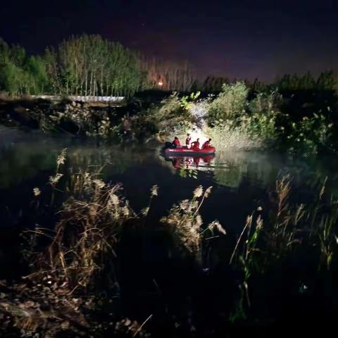 特战救援队～夜晚打捞落水者                     传递温暖，服务人民