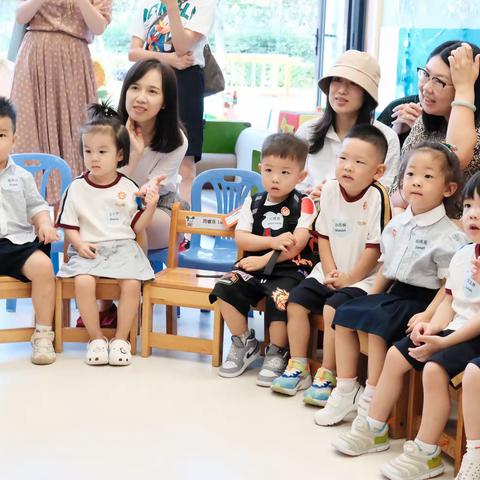 我们在有爱、健康、快乐的幼儿园里一起玩耍探究。