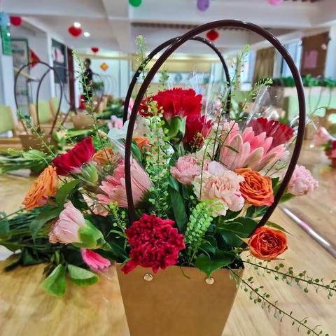 【美好生活共同缔造】——“时光献礼 最美母亲”汉口花园社区楠山有约组织母亲节插花活动