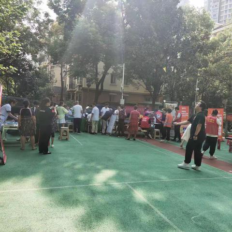 “美好生活，共同缔造”汉口花园社区楠山有约举办便民义诊活动