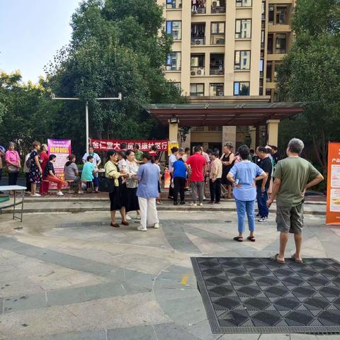 美好生活共同缔造/汉口花园社区楠山有约“学雷锋公益行”