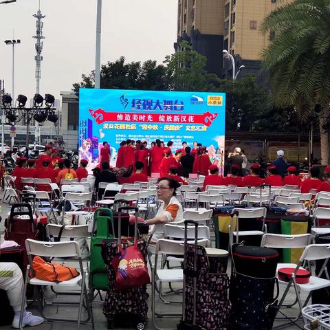 “缔造美时光，绽放新汉花”汉口花园社区举办“迎中秋，庆国庆”文艺汇演