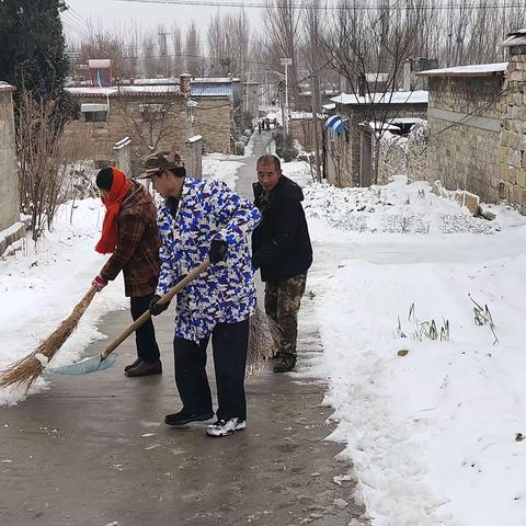 东阿镇杨山村开展:“扫雪除冰暖人心”志愿服务活动