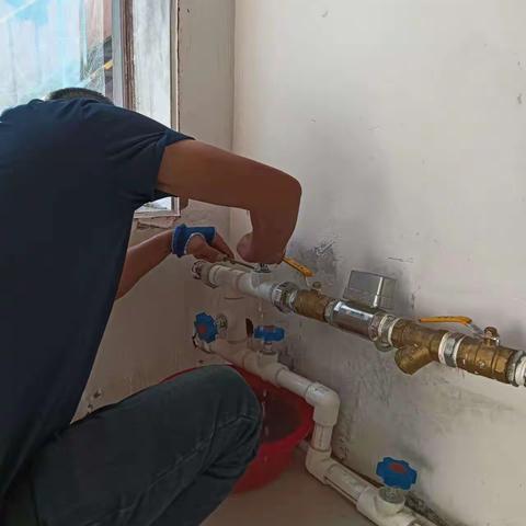 【蒙速办·呼宜办·帮办代办】保全庄社区为辖区居民维修暖气