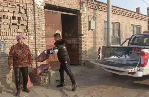 【蒙速办·呼宜办·帮办代办】保全庄社区开展“发放清洁煤，暖心过寒冬”清洁燃煤入户发放行动