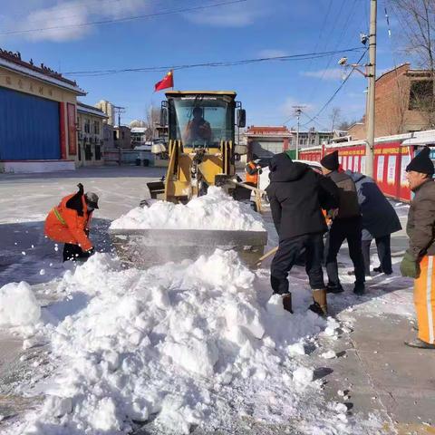 【蒙速办·呼宜办·帮办代办】保全庄社区积极开展扫雪除冰志愿行动