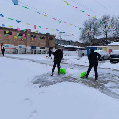 【蒙速办·呼宜办·帮办代办】保全庄社区开展“清扫积雪，保障通行”志愿行动