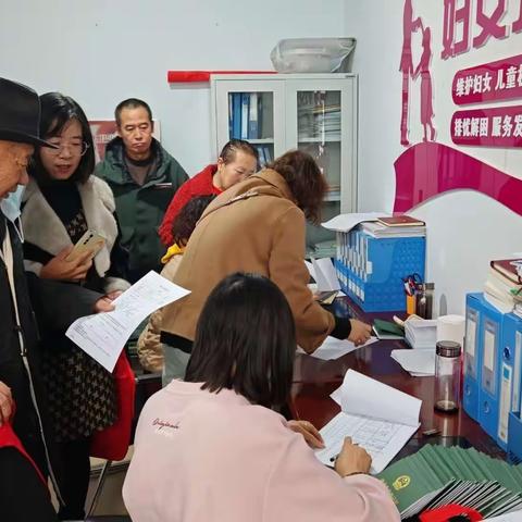 【蒙速办·呼宜办·帮办代办】保全庄社区为辖区居民办理“4050”灵活就业社会保险补贴手续