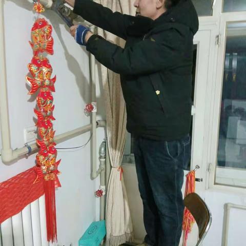 【蒙速办·呼宜办·帮办代办】保全庄社区工作人员入户为居民维修暖气管道