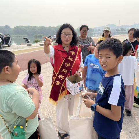 【东里街道铁苑社区】“拓花草之印·染自然之美”亲子拓染活动