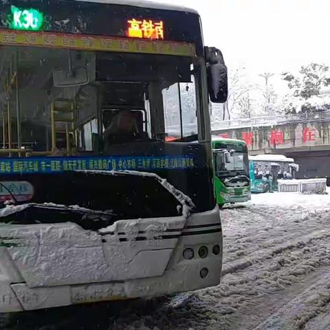 怀化公交集团面对冰雪天气合力保障市民出行