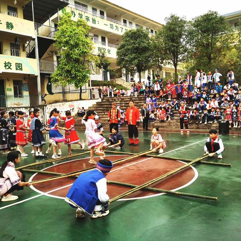 华灵小学“弘扬民族文化，展示八桂风采”——庆“广西三月三”主题活动