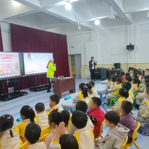 托克逊县中心幼儿园明珠分园、托克逊县交警大队、托克逊镇滨河社区联合开展“第十三个交通安全日”宣传教育活动