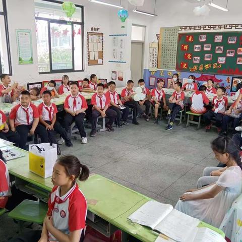 “六一是孩子们的盛宴，是你们的天堂，激情奔放，心花乐向未来”——福湾小学五年三班