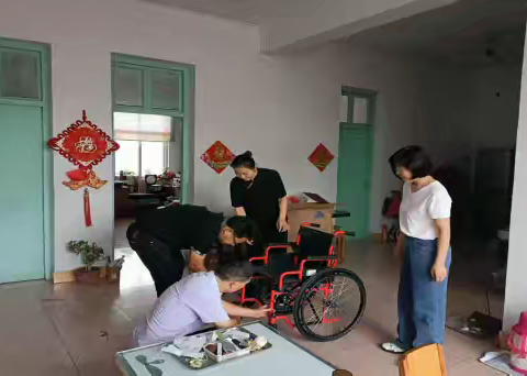 罗山县丽水街道西城社区------关爱残疾人 助残送轮椅 帮扶暖人心