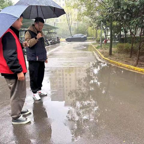 处理道路积水 保障居民出行