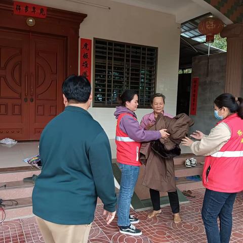 八所镇福久村网格员送暖心“小棉袄”，让低保户“暖心又贴心”
