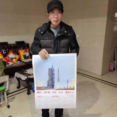 给退役军人上门送年画