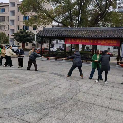 迎“三八”拔河比赛活动