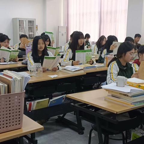 关爱学生幸福成长-肥乡区职教中心--信息工程系读书助于学生健康成长