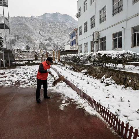 瑞雪纷飞满校园，清雪除冰保平安---雷峰中学党支部开展校园清雪行动