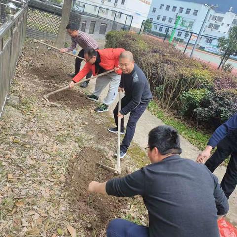 “廉”种于心，“正”植于身——雷峰中学党支部开展“同植廉洁树 共育清风林”廉洁宣传教育活动。