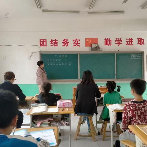 支教教师展身手，示范引领促成长—前大磨乡破井小学杨忠梅老师带动青年教师示范课